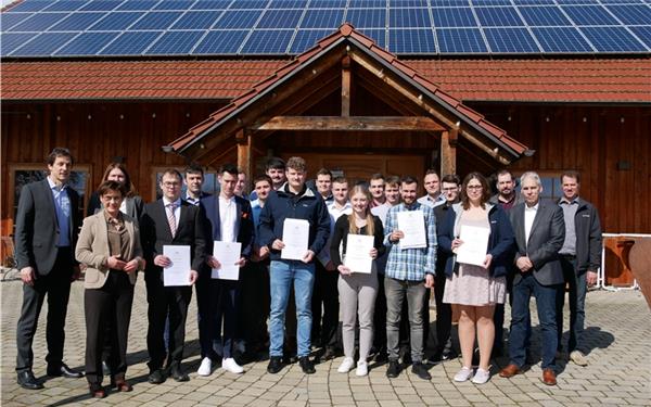 16 neue staatlich geprüfte Wirtschafter für Landbau starten nach ihrem Abschluss an der Fachschule in Herrenberg ins Berufsleben. GB-Foto: gb