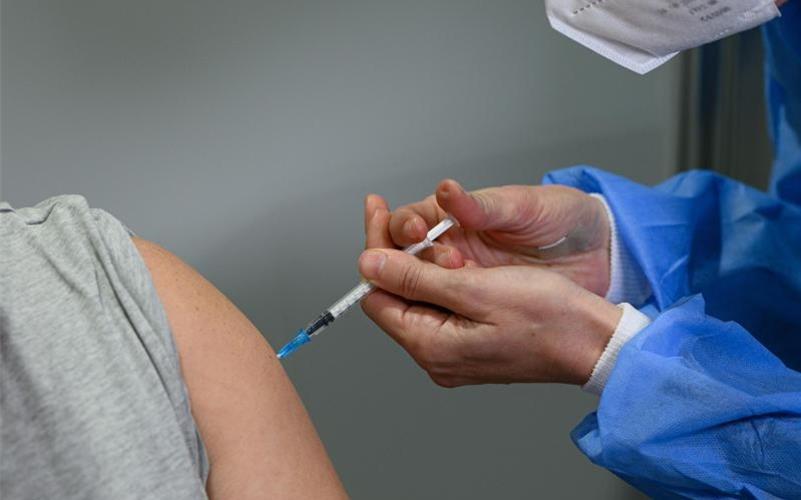 Bei Geimpften soll eine Covid-Infektion wie eine Booster-Impfung wirken. Foto: Robert Michael/dpa-Zentralbild/dpa