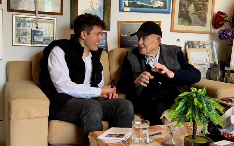 Benjamin Merkt (links), Vorsitzender des Vereins KZ-Gedenkstätte Hailfingen/Tailfingen stattete dem inzwischen 100-Jährigen Mordechai Ciechanower in Israel einen Besuch ab – sehr wahrscheinlich zum letzten Mal. GB-Foto: gb