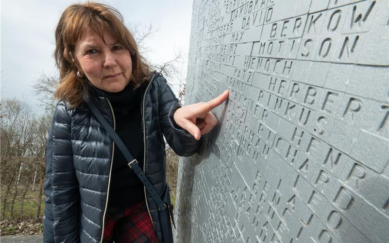 Catherine Kahn findet am Mahnmal der KZ-Gedenkstätte den Namen ihres Verwandten.GB-Foto: Vecsey