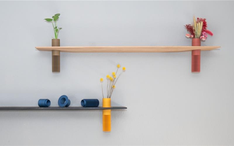 Das „Vaseboard“: ein Regalsystem mit integrierten Vasen. GB-Foto: Vecsey