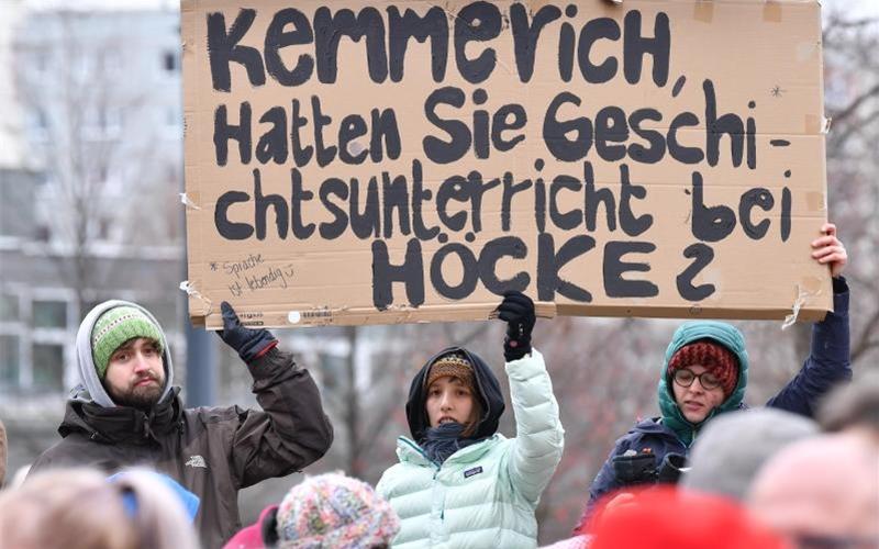 Demonstranten fragen: „Kemmerich, hatten Sie Geschichtsunterricht bei Höcke?“ Der Thüringer AfD-Rechtsaußen war früher Geschichtslehrer. Foto: Martin Schutt/dpa-Zentralbild/dpa