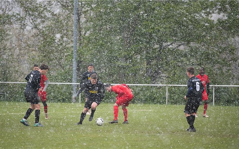 Der April macht, was er will: Der SV Bondorf (am Ball) kämpft sich in Affstätt durchs Schneegestöber. GB-Foto: Schmidt