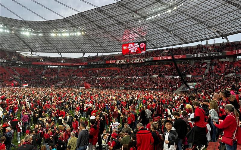 Der Platzsturm war unvermeidlich: Die friedlichen Leverkusen-Anhänger feiern die Meisterschaft. GB-Foto: gb