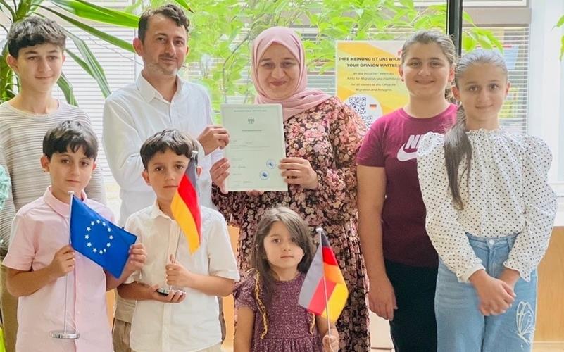 Die Familie Alazzam konnte sich nach acht Jahren in Herrenberg über ihre Einbürgerung freuen. GB-Foto: gb