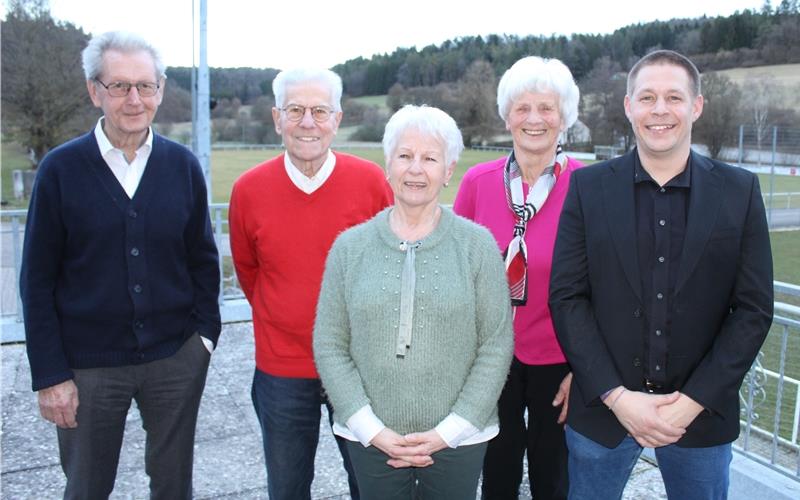 Die anwesenden Jubilare (von links): Klaus Raible (40 Jahre), Gunter und Gerda Illmberger (jeweils 40 Jahre), Ruth Walz (50 Jahre) sowie Sven Bacher. GB-Foto: Baum