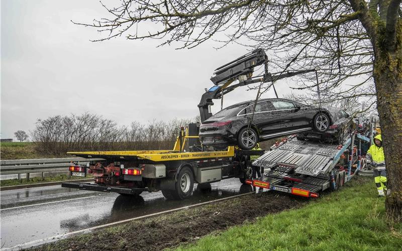 Unfall In Sindelfingen Autos Mit Kran Entladen