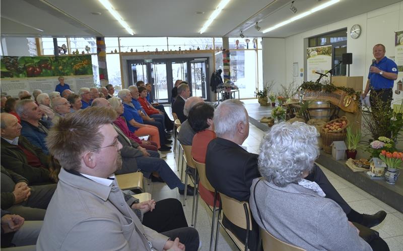 Festakt zum 100-jährigen Jubiläum des Obst- und Gartenbauvereins Gärtringen. Am Rednerpult der Vorsitzende Wolfgang Reznicek. GB-Foto: Reichert