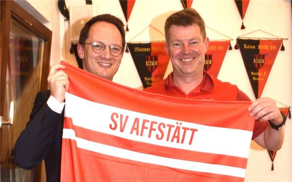 Für seinen ersten Einsatz bei den Fußballern des SV Affstätt wäre Nico Reith (links) gerüstet. Vom SVA-Chef Jochen Schühle bekam er das dazu passende Handtuch. GB-Foto: Reichert