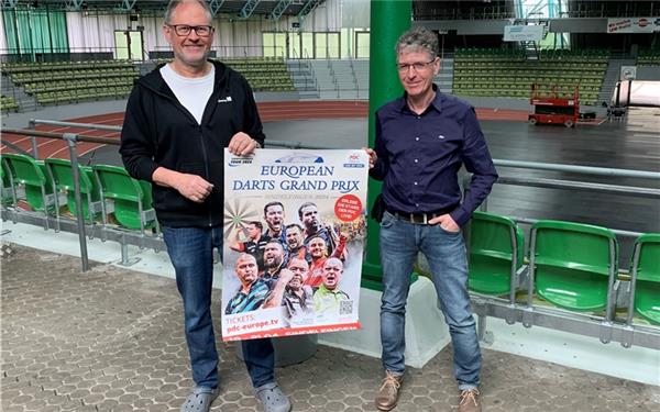Glaspalast-Macher Uwe Dieterich (links) und Claus Regelmann: Erfolgreiche Liaison mit dem Darts-Sport. GB-Foto: Holzapfel