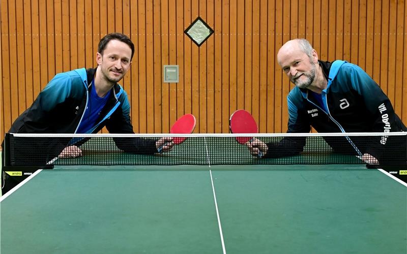 Hartmut (rechts) und Benjamin Sahr engagieren sich zusammen in der Tischtennisabteilung des VfL Oberjettingen. GB-Foto: Holom