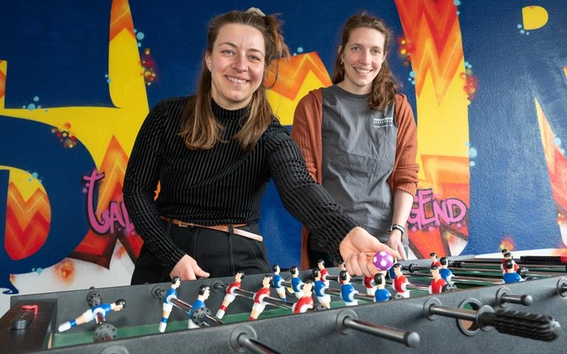 Helene Schächtele (links) übergibt ihre Aufgaben als Referentin für Jugendbeteiligung an Katharina Reidick. GB-Foto: Vecsey