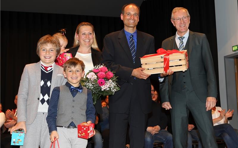Landrat Roland Bernhard (rechts) überreichte einen Heckengäu-Geschenkkorb an den scheidenden Bürgermeister Marcel Hagenlocher und seine Familie. GB-Fotos: Priestersbach