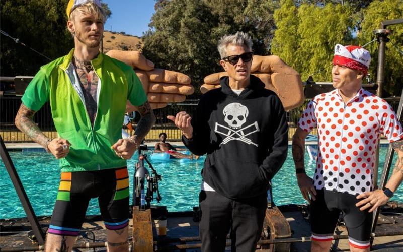 Machine Gun Kelly (v.l.n.r.), Johnny Knoxville, and Steve-O in einer Szene des Films „Jackass Forever“. Foto: Sean Cliver/Paramount Pictures/ MTV Entertainment Studios/dpa