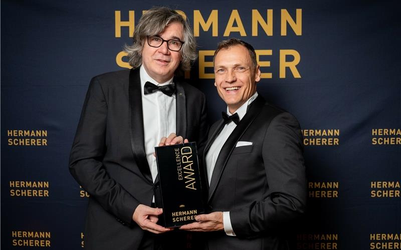 Oliver Seemann (rechts) freut sich zusammen mit Motivationsredner Hermann Scherer über seinen Erfolg. GB-Foto: gb