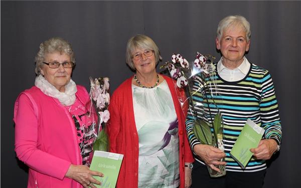 Renate Wörner konnte bei der Hauptversammlung mit Doris Brösamle (links) und Waltraud Koch (rechts) langjährige Mitglieder der Jettinger Landfrauen ehren. GB-Foto: Priestersbach