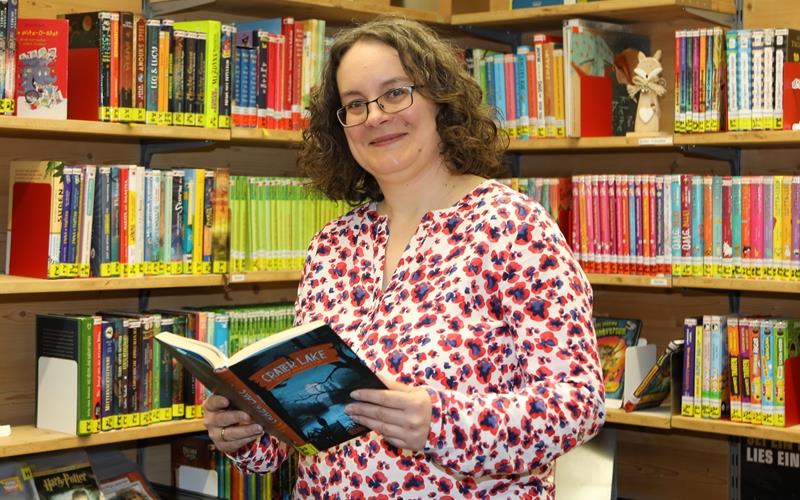Sandra Raith freut sich über viele Ausleihen ihrer Bücherei. GB-Foto: Priestersbach