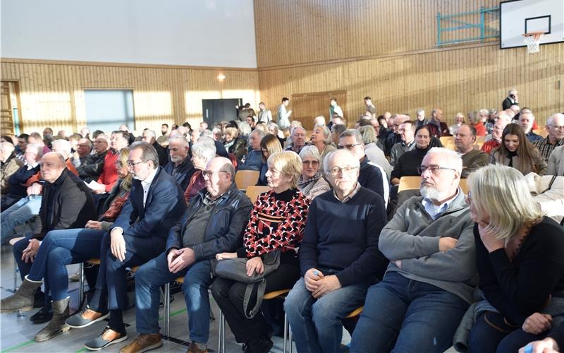 Über 250 Zuhörer verfolgten die Sitzung des Calwer Kreistags in der Schönbronner Sporthalle zur Abstimmung über das Medizinkonzept 2030. GB-Foto: Reichert