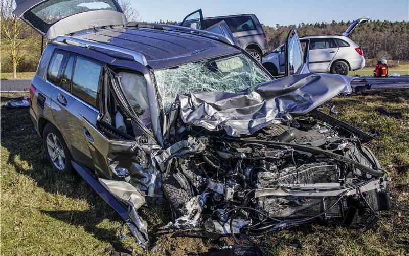 Vier Verletzte Bei Schwerem Verkehrsunfall Zwischen Deckenpfronn Und