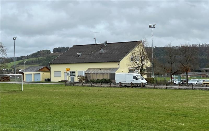 Zwischen dem Wildberger Sportgelände und dem Kindergarten Kohlplatte sollen neue Bauplätze entstehen. GB-Foto: Priestersbach
