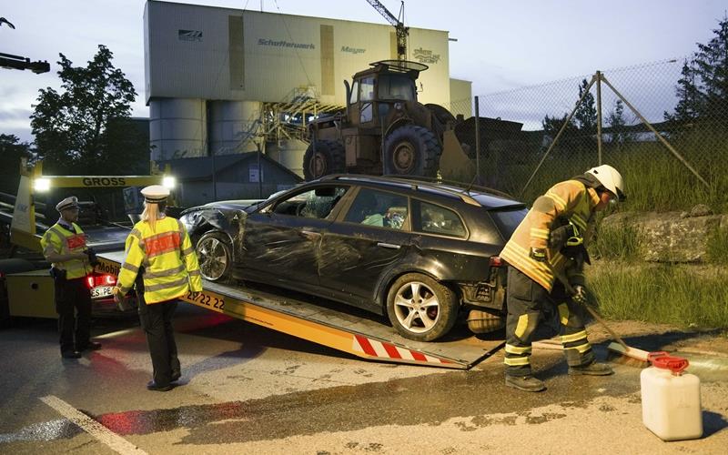 24 Unfälle ereigneten sich vergangenes Jahr auf Mötzinger Gemarkung, darunter jener aus dem Mai, als eine Fahrerin auf der Strecke nach Nagold von der Fahrbahn abkam und mit ihrem Pkw auf die Seite kippte. GB-Foto (Archiv): SDMG/Dettenmeyer