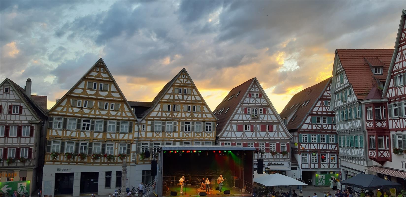 Abendstimmung beim Straßenmusikfestival auf dem Marktplatz in Herrenberg.  Von C...