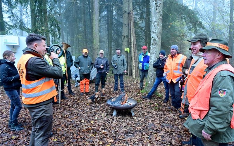 Abschluss der revierübergreifenden Drückjagd bei Gärtringen: Ein Halali auf die Beute.GB-Foto: Holom