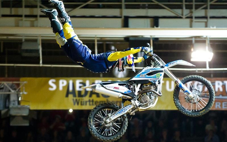 Akrobatik pur: Die Supercross-Piloten fliegen wieder durch die Schleyer-Halle. GB-Foto: ADAC