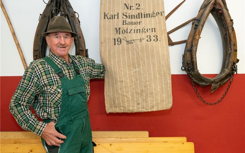 Alfred Sindlinger mit einem Getreidesack, den sein Vater Karl Sindlinger zur Hochzeit geschenkt bekam.GB-Foto: Vecsey