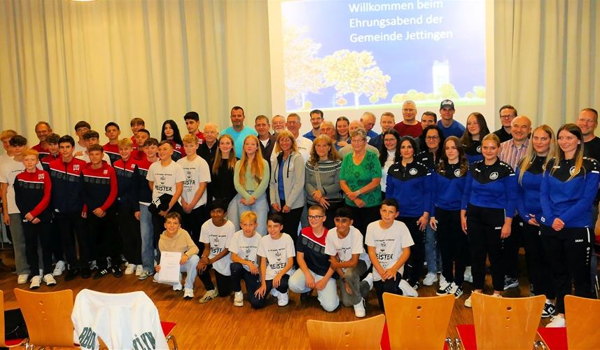 Alle Geehrten des diesjährigen Ehrungsabends in Jettingen. GB-Fotos: Stadler