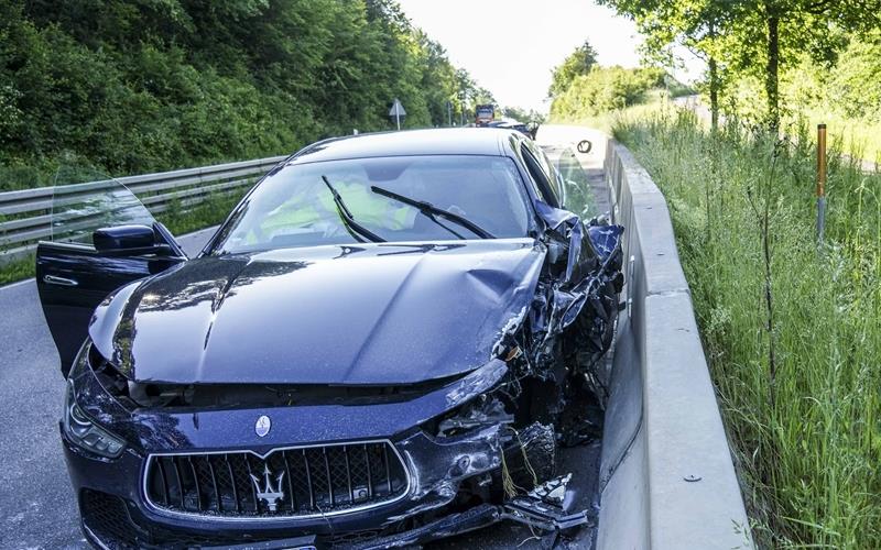 Am Dienstagmorgen kam es auf der K100 zwischen Ehningen und Hildrizhausen zu einem Frontalzusammenstoss in den ein Maserati verwickelt war. Nach ersten Informationen der Polizei kam der VW aus Richtung Ehningen und kam aus bislang ungeklaerter Ursache in den Gegenverkehr. Hier krachte er frontal in den entgegen kommenden Maserati. Der 51-jaehrige VW Fahrer sowie der 27-jaehrige Maserati Fahrer kamen mit schweren Verletzungen in umliegende Krankenhaeuser. Beide PKW mussten abgeschleppt werden. Waehrend der Unfallaufnahme war die Strecke komplett gesperrt. Angaben ueber die Schadenshoehe die betraechtlich sein wird, liegen noch keine Informationen vor (GB-Fotos: SDMG/Dettenmeyer).