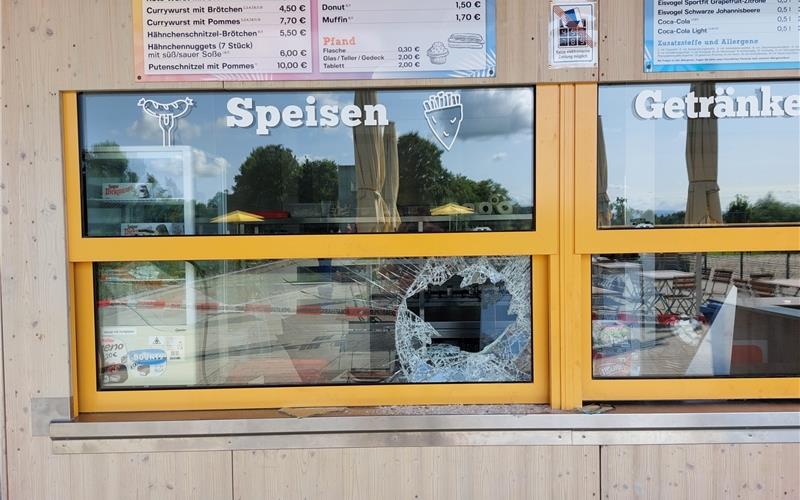 Am Kiosk wurde eine Scheibe eingeschlagen.GB-Foto: Stadtwerke Herrenberg