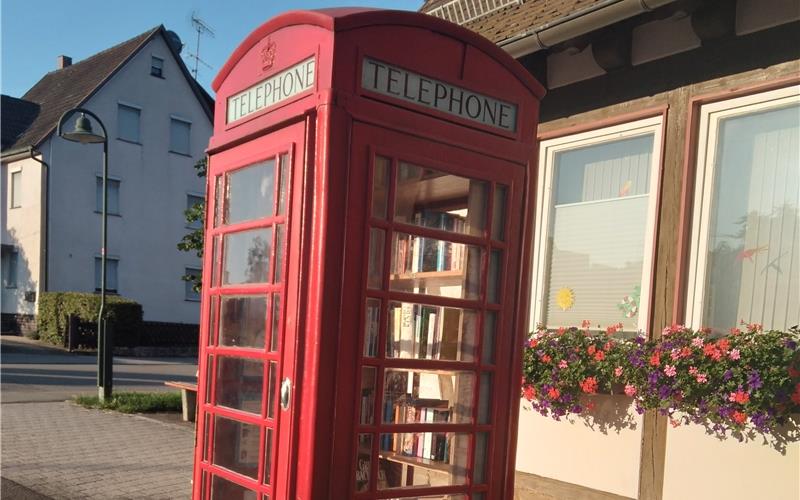 Am Rathaus: Eine ausrangierte Telefonzelle dient als Mini-Bibliothek. GB-Foto: gb