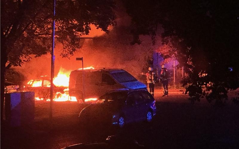 Am frühen Mittwochmorgen brannte in der Adlerstraße ein Pkw. GB-Foto: Schöllkopf