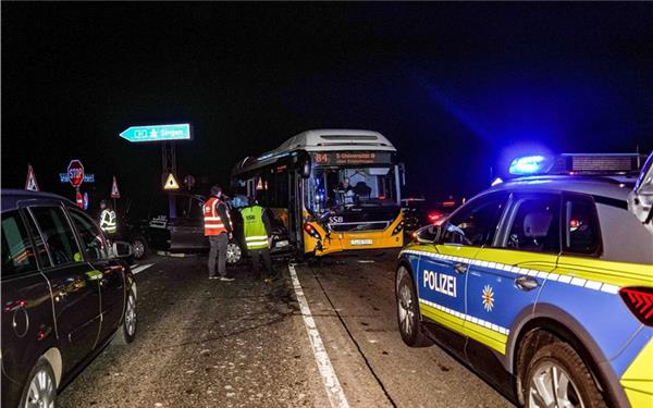 An der Autobahn: Bus und Pkw prallen zusammen.GB-Foto: SDMG/Detten