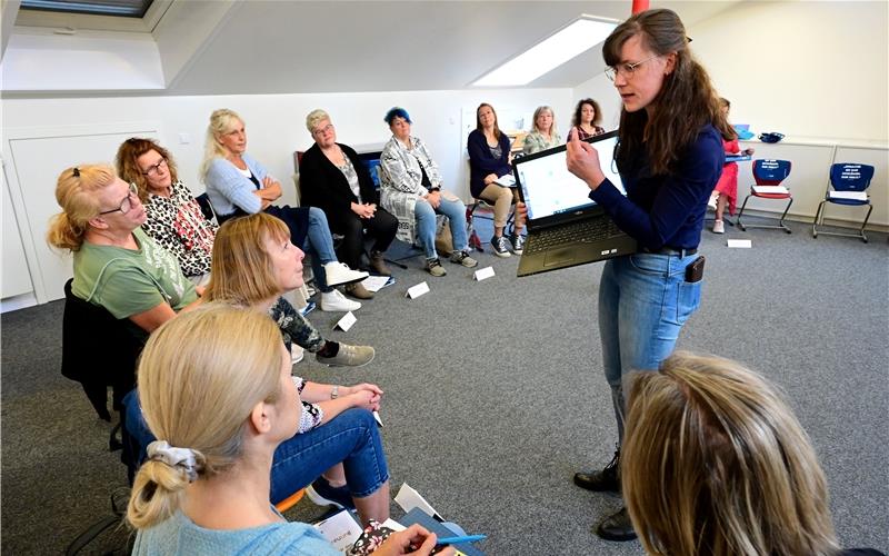 An der Gemeinschaftsschule in Jettingen absolvieren die Betreuungskräfte den ersten Teil der Fortbildung als Vorbereitung für den kommenden Rechtsanspruch auf Grundschulbetreuung. Sophia Greiner (stehend), Vertreterin der Akademie AIM Heilbronn, die das Projekt organisiert, führt ins Thema ein.GB-Foto: Holom