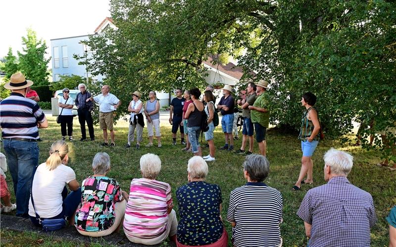 An der Linde beim Herdweg bat Reinhold Bauer (im blauweißen Hemd) zum finalen Ortsrundgang diesen Sommer. GB-Foto: Holom