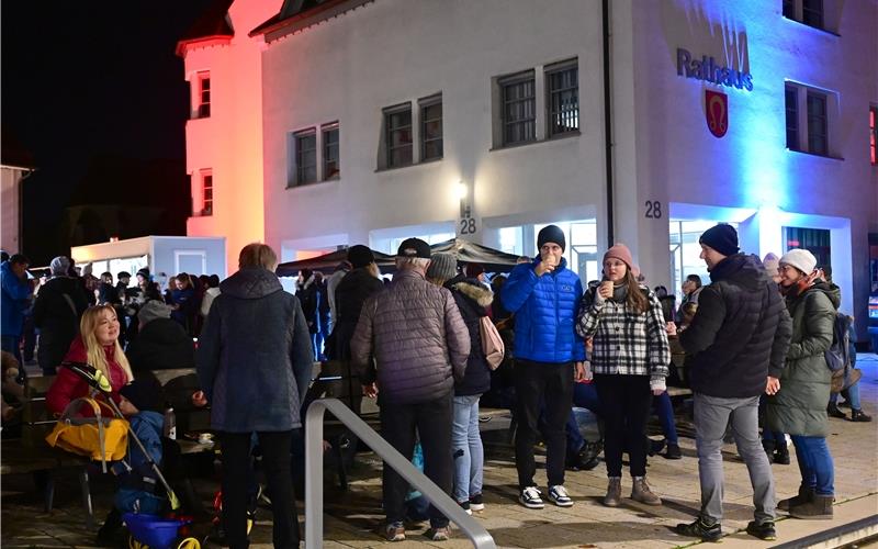 Auch das angestrahlte Rathaus erschien in ganz neuem Licht. GB-Foto: Holom