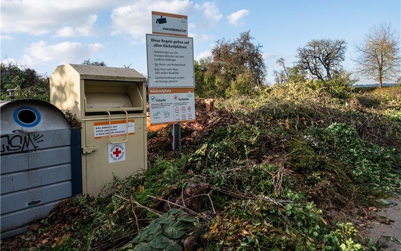 Auch noch Tage nach der Beschwerde ist der Tailfinger Häckselplatz mehr als voll – oder wieder. GB-Foto: Schmidt