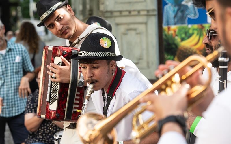 Balkan-Pop und Volksmusik hatte die Bayram Agushevi Band beim Straßenmusikfestival zu bieten. GB-Foto: Schmidt