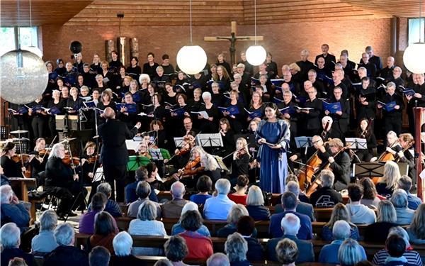 Beeindruckender Klangkörper: Zwei Kirchenchöre und Solisten in Sankt Martin Herrenberg.GB-Foto: Holom