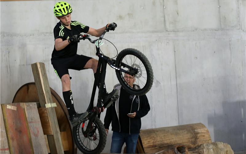 Bei den ersten beiden Läufen der süddeutschen Meisterschaften im Fahrrad-Trial stand Nils Bacher gleich zwei Mal ganz oben auf dem Siegertreppchen. GB-Foto: Priestersbach