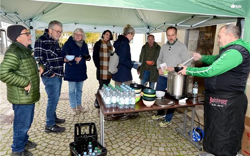 Bei einer Schale Reiseintopf soll die Einsamkeit draußen bleiben – so die Idee von Bennet Melcher (2. von rechts). GB-Foto: Holom