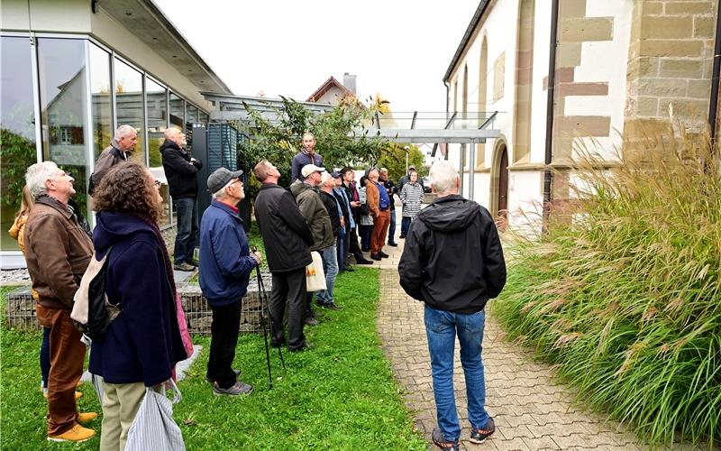 Bei evangelischen Pelagiuskirche legen die Spaziergänger einen Halt ein.GB-Foto: Holom