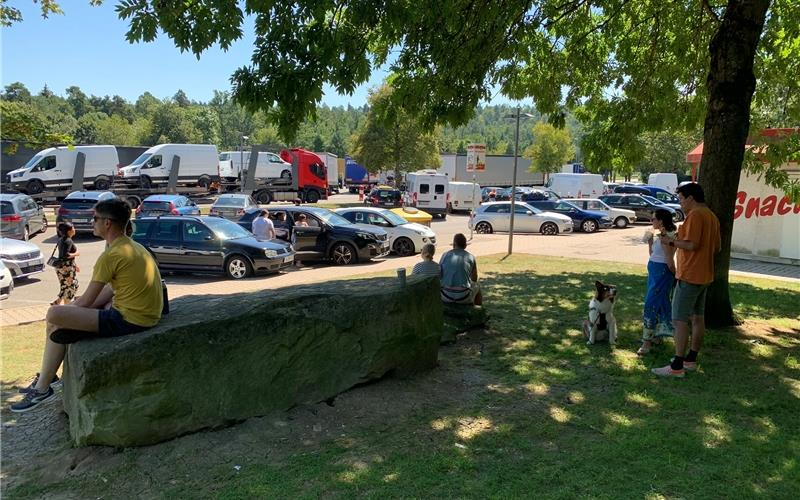 Bei sommerlichen Temperaturen bietet der Schatten der Rastanlage willkommenen Schutz vor der Sonne. GB-Foto: Holzapfel