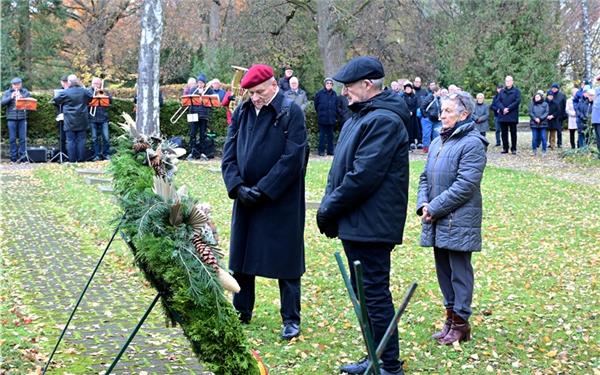 Beim Ehrenmal auf dem Herrenberger Stadtfriedhof wird der gefallenen Soldaten gedacht.GB-Foto: Holom