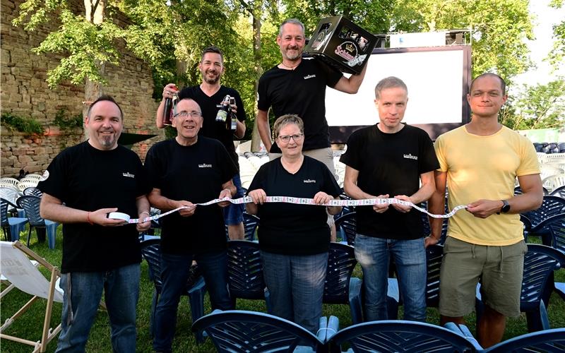 Beim Herrenberger Sommernachtskino sind die „Heim(at)werker“ aktiv (vorne von links): Jürgen Günthner, Dr. Werner Rach, Barbara Rach, Heiko Bergmann und Jan Haschke. Und von hinten links: Mic Zader-Gaib und Dennis Gaib. GB-Foto: Holom