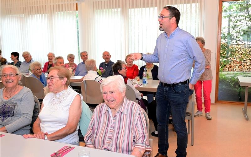 Beim Seniorenmittagstisch trat Bürgermeister Daniel Gött wieder in der Öffentlichkeit auf. GB-Foto: Holom