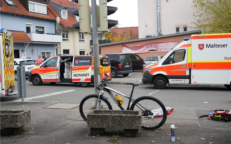 Schwerer Unfall an Ampel: Fußgänger in Lebensgefahr