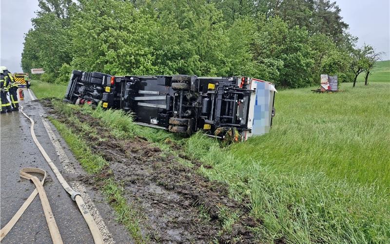 Lastzug kippt beim Industriepark auf dem Eisberg zur Seite